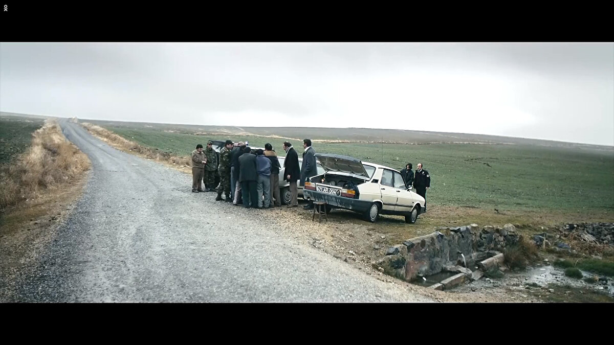 Film doğal karakterler ve hepimize tanıdık gelen, sonu olmayan diyaloglarla Anadolu insanını en gerçek haliyle yansıtıyor.