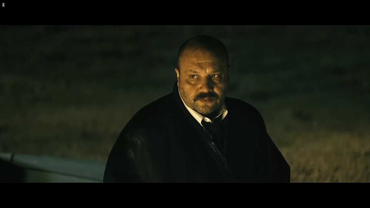 Ahmet Mümtaz Taylan'ın canlandırdığı Arap Ali, ekip cesedi ararken elma toplar, ceset çıkarılırken bulduğu kavunları bagaja yerleştirilen cesedin yanına koyar. Onun için mesai ücreti işlenen cinayetten daha önemlidir.