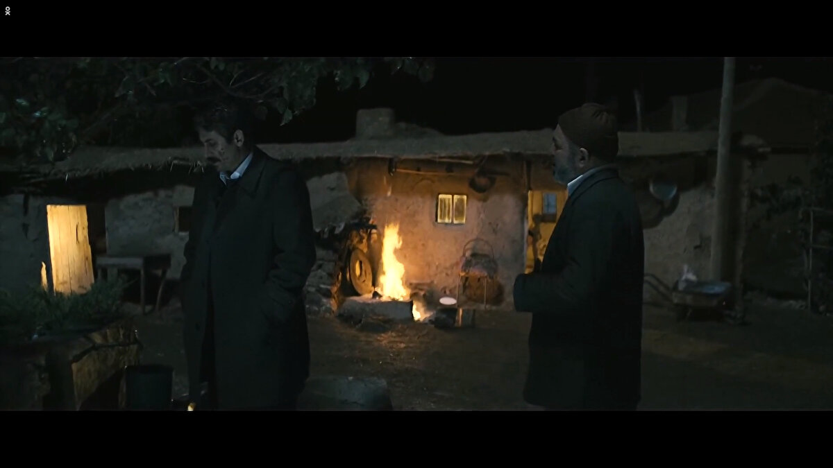 Filmin senaryo yazarlarından biri olan Ercan Kesal'ın ustalıkla canlandırdığı muhtar karakteri savcının köyüne gelmesini bir fırsat olarak bilir ve kendi işini halletmek için konuyu açar.