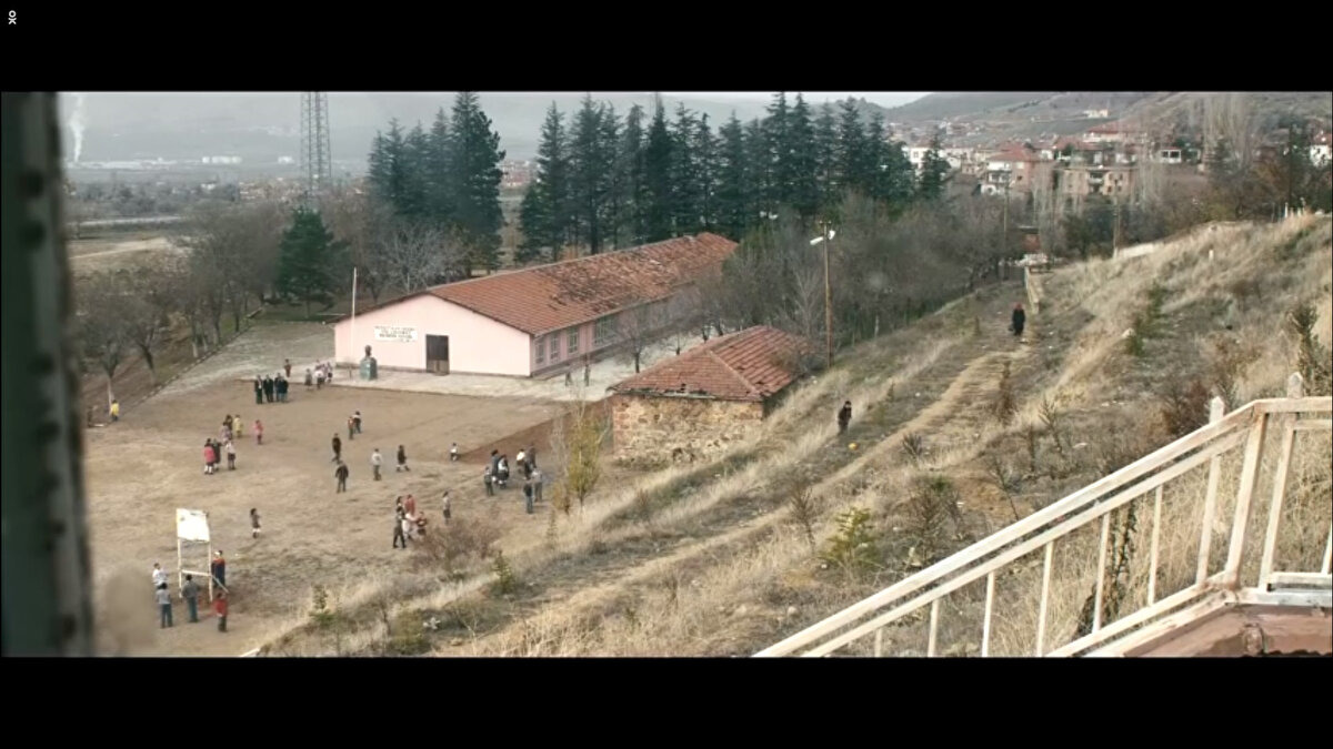 Kusursuz yönetmenliği, derinlikli senaryosu ve başarılı oyunculuklarıyla bu etkileyici Anadolu dramı Cannes Film Festivali'nde Jüri Büyük Ödülü'ne layık görüldü.