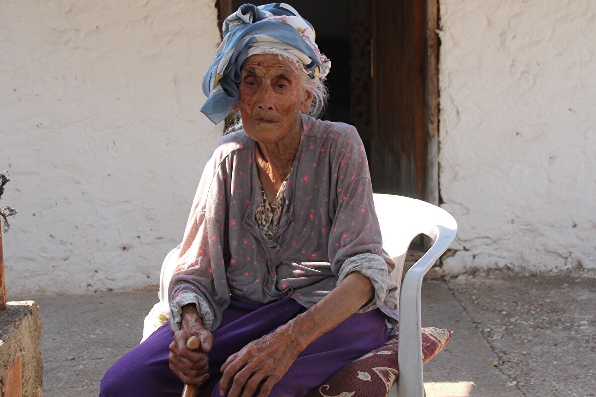 Köydeki oğlu ve gelininin yemeğini getirdiğini vurgulayan Karagöz, "Ben kendim artık yemek yapamıyorum. Hiç hazır beslenmedim. Yoğurt, ayran, tarhana çorbası, bulgur aşı yiyerek bu yaşlara geldim." dedi.Havva Çevik ise güzel ve mutlu bir ömür geçirdiğini söyledi.Çocuklarının kendisini hiç yalnız bırakmadığını kaydeden Çevik, "Yoğurt ile süt ile çam ağaçlarının altında büyüdük. Çarık giydik, harman kaldırdık, ekin biçtik. Buğday ektik." ifadelerini kullandı.