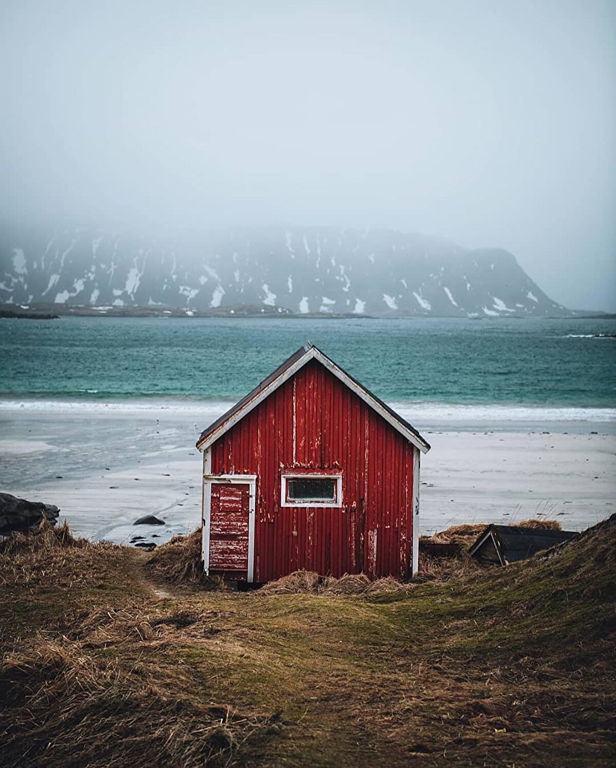 📌 Norveç, Avrupa’nın üstünde yaşam standartları, petrol ve balıkçılığa dayanan güçlü ekonomisi ve geniş olmasına rağmen zorlu coğrafyasında zorlu yaşam şartlarıyla dikkat çekiyor. İskandinav yarımadasının en kuzeyinde yer alan ülke, buzulların binlerce yıl boyunca oluşturduğu fiyordları sayesinde muhteşem bir coğrafi güzelliğe sahip.⠀