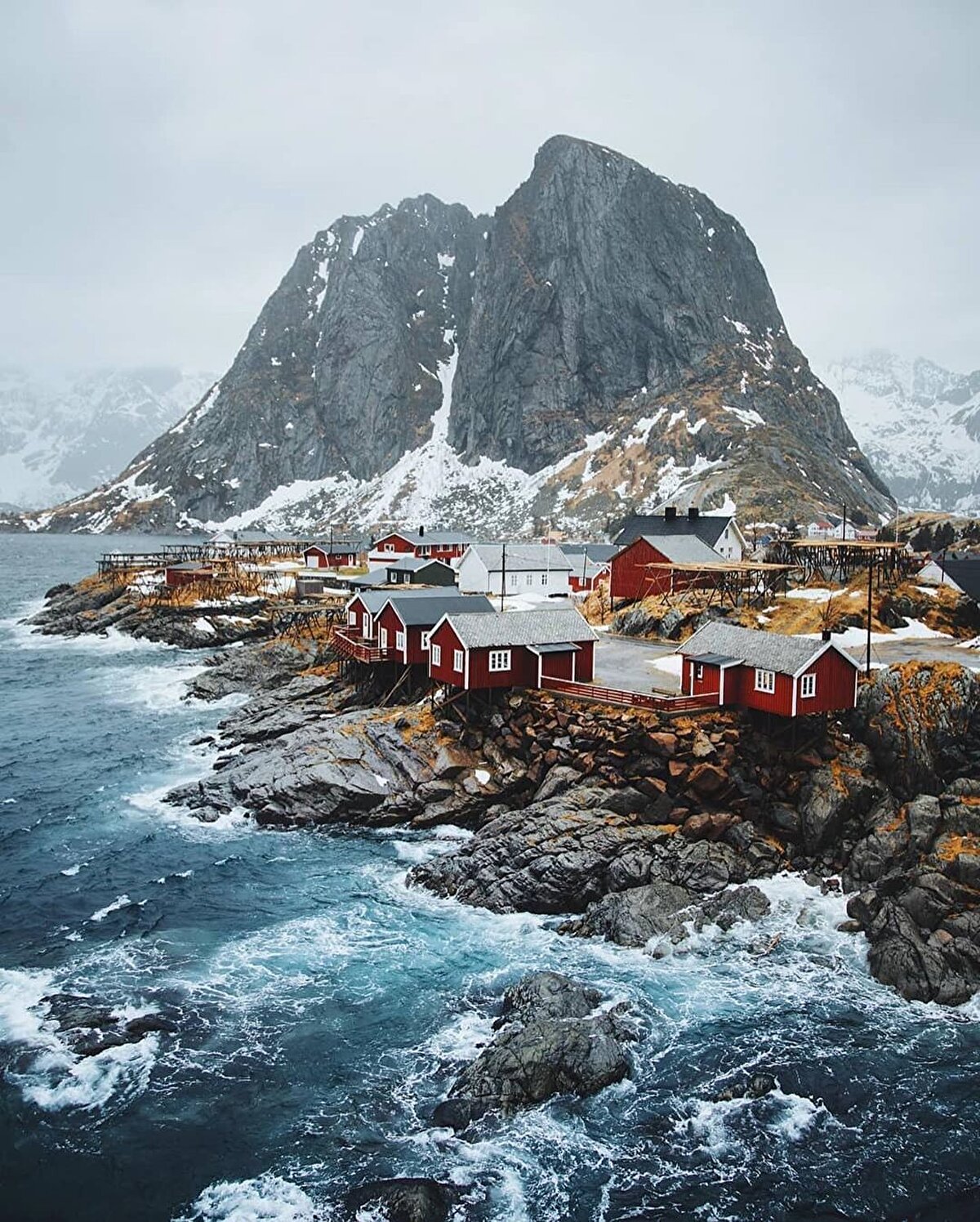 ✨ Kış aylarında kuzey ışıklarını izlemek için Norveç’e gelen ziyaretçiler, yaz aylarında ise fiyord turları, doğa yürüyüşleri ve dünyanın en güzel tren yolu rotaları arasında gösterilen Oslo-Bergen ve Bergen-Flam tren yolunda yolculuk etmek için geliyorlar.⠀