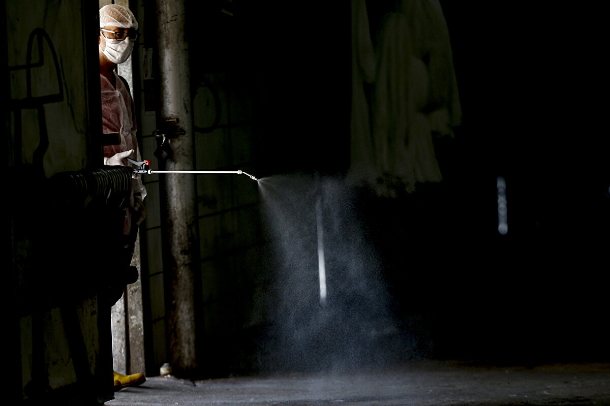 Kesim yapılacak yerlerin duvarlarına COVID-19 kurallarını içeren broşürler asıldı, görevlilere özel tulum, maske, dezenfeksiyon spreyleri ve eldiven dağıtıldı. Bayramda mezbahalarda yoğunluk olacağı için hazırlıklara günler öncesinden başlandı.