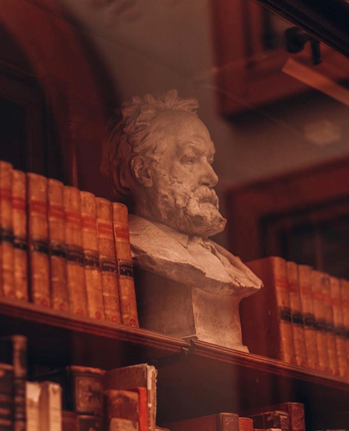 ✨ Umutsuzluğun Doruklarında / E.M. Cioran - Jaguar Kitap – 152 Sayfa: “Umutsuzluğun Doruklarında”, Cioran’ın 23 yaşında, tam da uykusuzluk hastalığının başladığı yıllarda yazdığı ve onu filozoflar katına çıkaran; sonsuz dünya içindeki sonlu insanın anlamı, aşk, acı, sevinç, ölüm ve umutsuzluk hakkında, sert ve ele avuca gelmeyen fikirlerin yoğuştuğu bir kitap.⠀