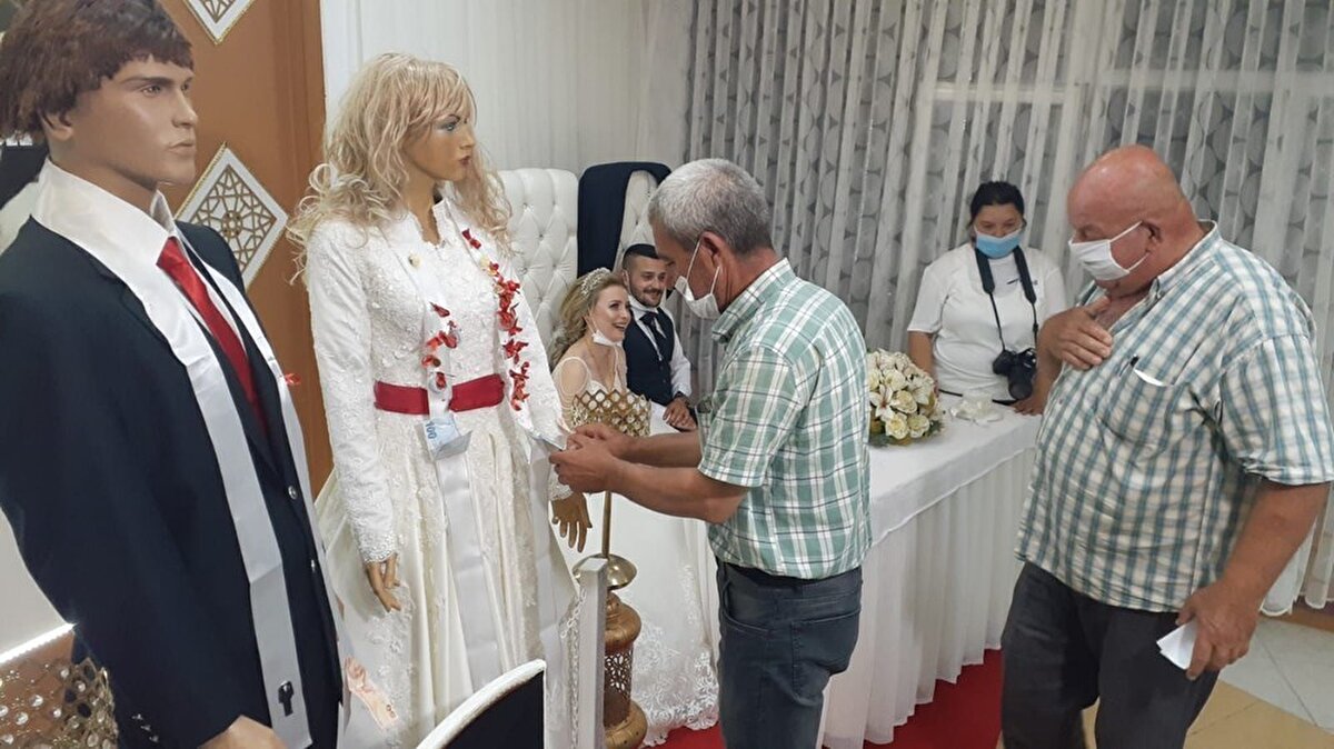 Tekirdağ'ın Saray ilçesinde, Sinem ve Sinan Dağ çiftinin düğünleri koronavirüs önlemleri kapsamında yapıldı.