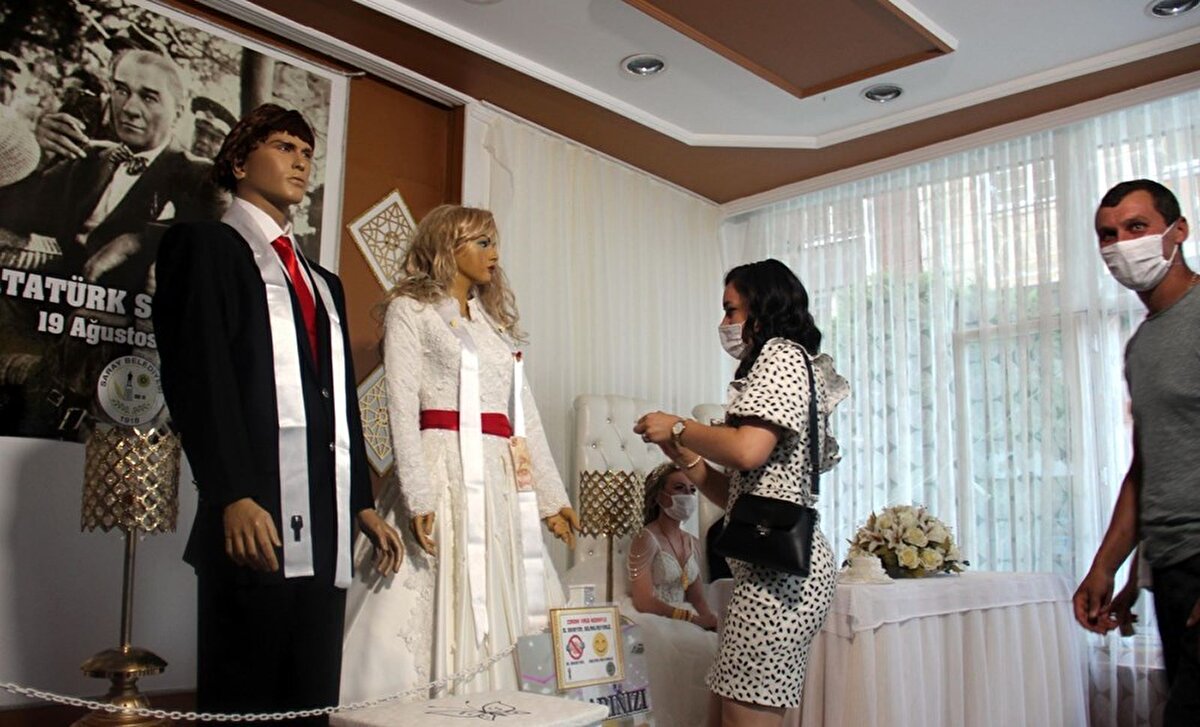 Takı töreni gelinle damadın yanına konulan gelinlik ve damatlık giydirilen cansız mankenlere takılarak gerçekleştirildi.