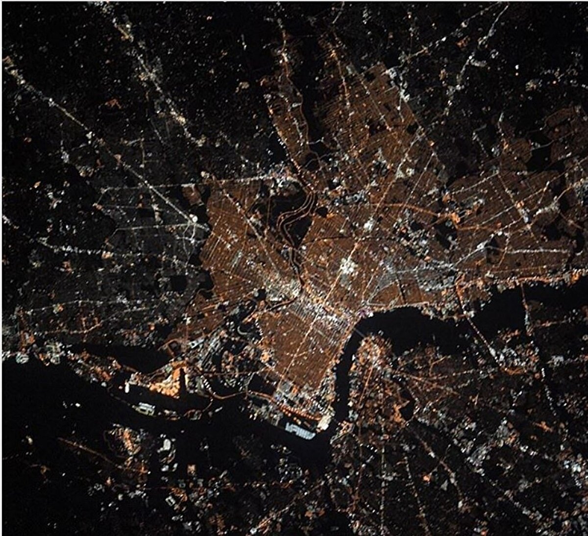 Eylül 2019'dan beri ISS'de görev alan Meir, aynı anda tamamen kadınlar tarafından yapılan uzay yürüyüşünde yer alarak adını tarihe yazdırmıştı.