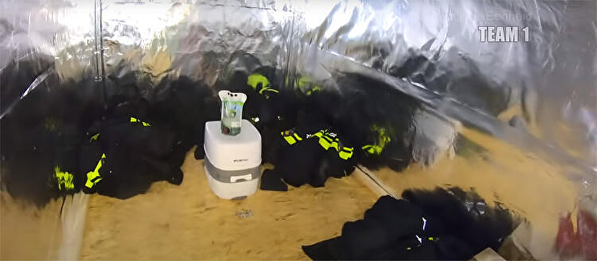 Soruşturmanın nisan ayında başlatıldığı ve bu sırada polis yetkililerinin suçluların hareketlerini izlemek için EncroChat isimli şifreli sohbet ağına erişim sağladıkları belirtildi. 