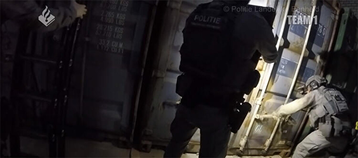 Açıklamada, ‘hapishane hücresi’ olarak tanımlanan konteynerlerde dişçi koltuğu, budama makası, tavanda ve zeminde kelepçeler bulunduğu aktarıldı. Bunların yanı sıra odaların içinde kameraların yerleştirildiği de ifade edildi.