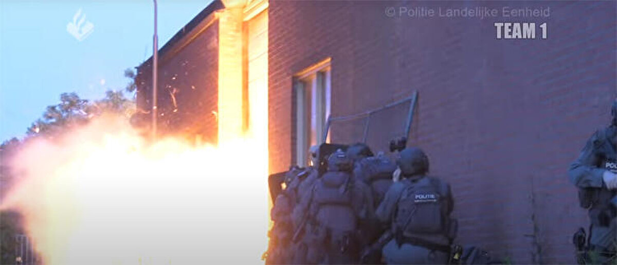 Savcılıktan yapılan açıklamada, işkence odalarının ses geçirmez olması için yalıtım malzemeleriyle kaplandığı ve işkence aletleri bulunduğu belirtildi.