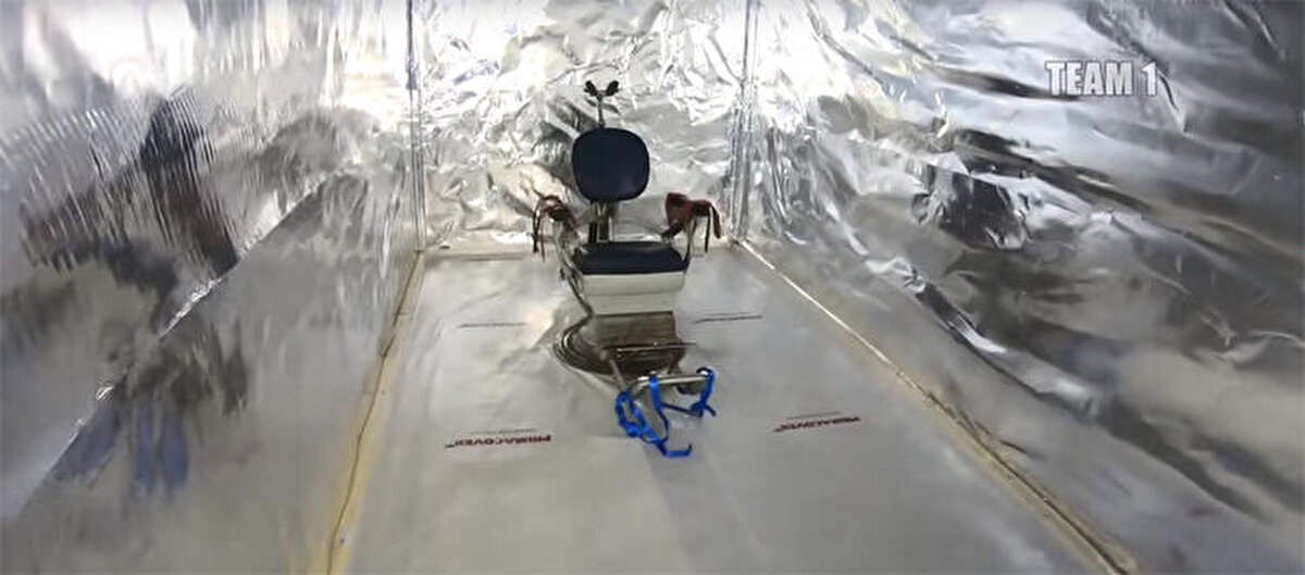 Polis yetkilileri üç çalıntı kamyonet, iki lüks marka araç ve 25 adet silah bulunduğunu aktardı.