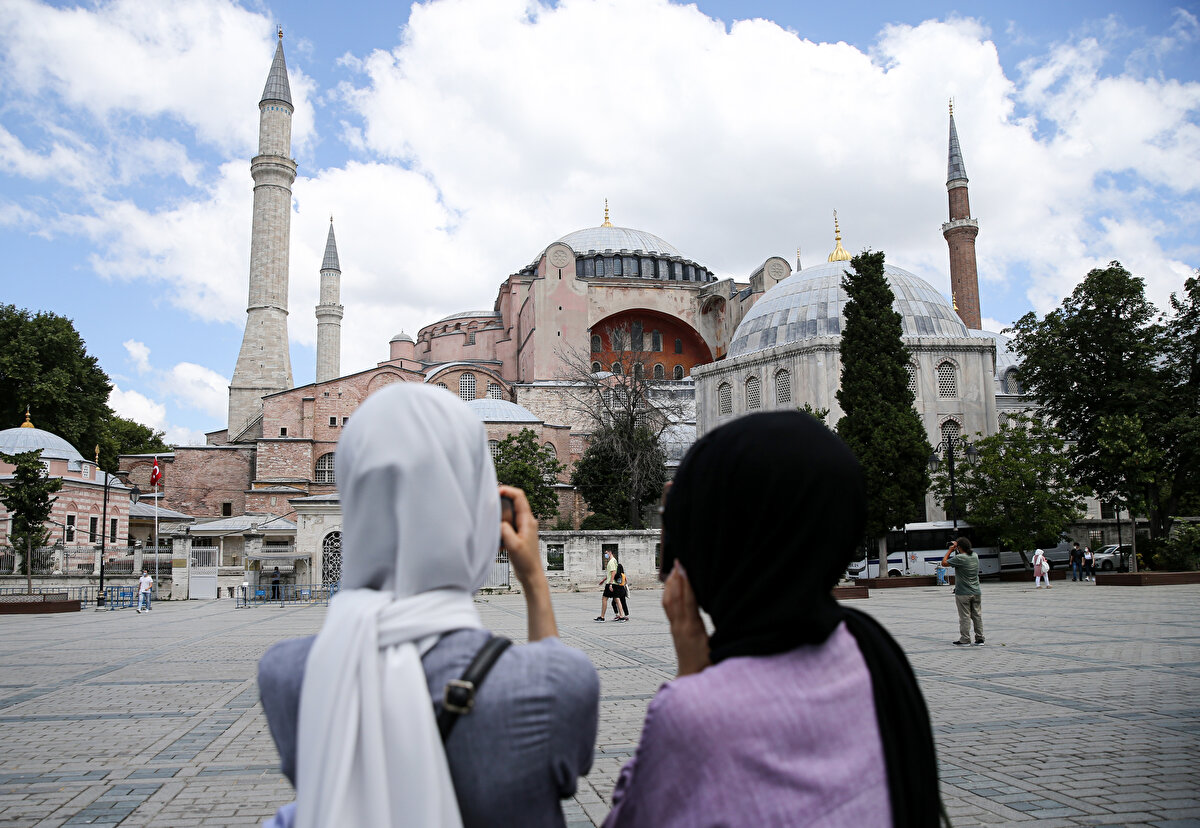 Yerli ve yabancı medya mensupları, Danıştay 10. Dairesinde, Ayasofya'nın camiden müzeye dönüştürülmesine dair 24 Kasım 1934 tarihli Bakanlar Kurulu kararının iptali istemiyle açılan davanın duruşmasıyla ilgili gelişmeleri, bölgeden takip ediyor.