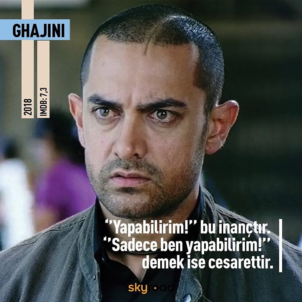 👤 Ghajini: Singhania, nişanlısı Kalpana’nın evine geldiğinde onun öldürülmüş olduğunu görür. Kalpana’nın katilleri Sanjay’ın kafasına demir sopayla vururlar. Aşık olduğu kadını ve hafızasını kaybeden Sanjay intikam yemini eder. Yaşama amacı, 15 dakikada bir kaybolan anılarıyla, Kalpana’nın katili olan Ghajini’yi bulmaktır. ⠀