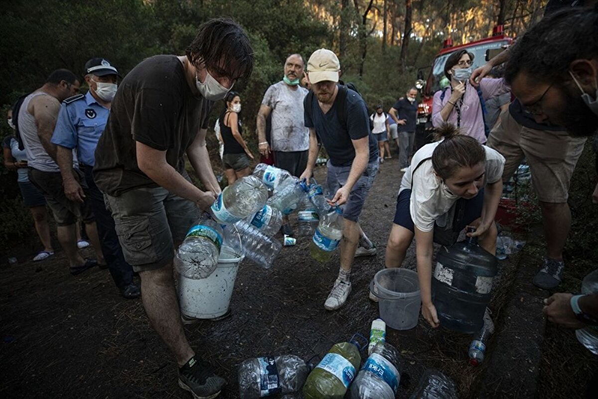 Heybeliada Aşıklar Yolu mevkiindeki ormanlık alanda iki farklı noktada orman yangını çıktı. Çok sayıda itfaiye ekibinin yanı sıra yangına 3 helikopter ve 2 yangın söndürme uçağı ile müdahale edildi.