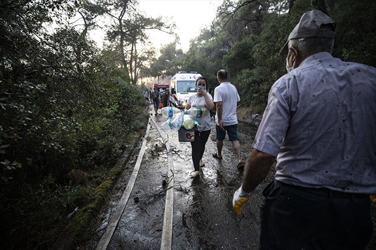 Yangının ardından Heybeliada'ya İstanbul'dan çok sayıda iş makinesi sevk edildi. Adalıların da dahil olduğu soğutma çalışmaları ormanlık alanda sürüyor.