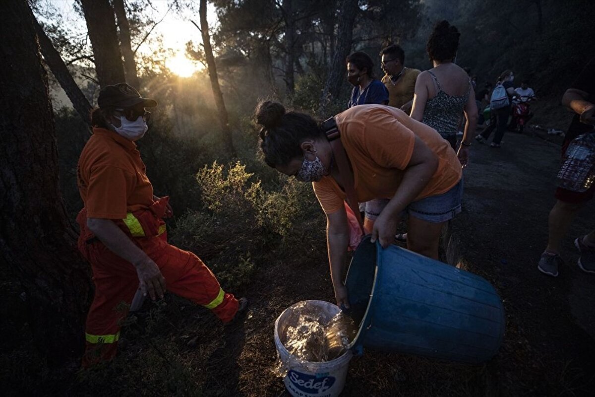 Savaş Güven de, “Ben adanın İstanbul'a bakan kısmında oturuyorum. Tam tersi yerde çıkmıştı yangın evimden görünüyordu. Dumanları görür görmez direkt giyinip çıktım. 1,5 saatte itfaiyenin ve Adalı hemşerilerimin desteğiyle çoluk, çocuk, genç, yaşlı demeden kimi kum taşıdı, kimi bidonlarla su taşıdı bu şekilde aşağı kadar gelerek söndürdük diye konuştu.
