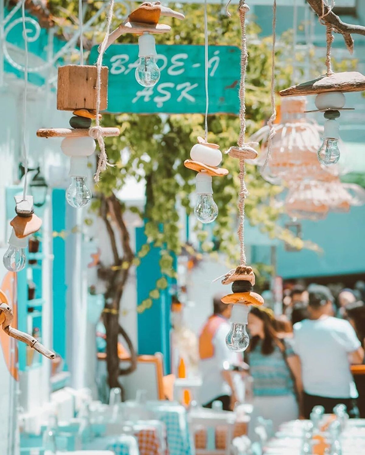 🌬Bazen Poyraz, bazen Lodosun uğultusuyla ürpermiyorsan, ki bu iki farklı yönlü yel, senin adadaki hayat alışkanlıklarını da belirleyecektir, işiteceğin şey doğanın kendince ürettiği fısıltılardır. Doğa sana bir şeyler söylüyordur, sessizliğin ne söylediğini duymak burada mümkündür. ⠀