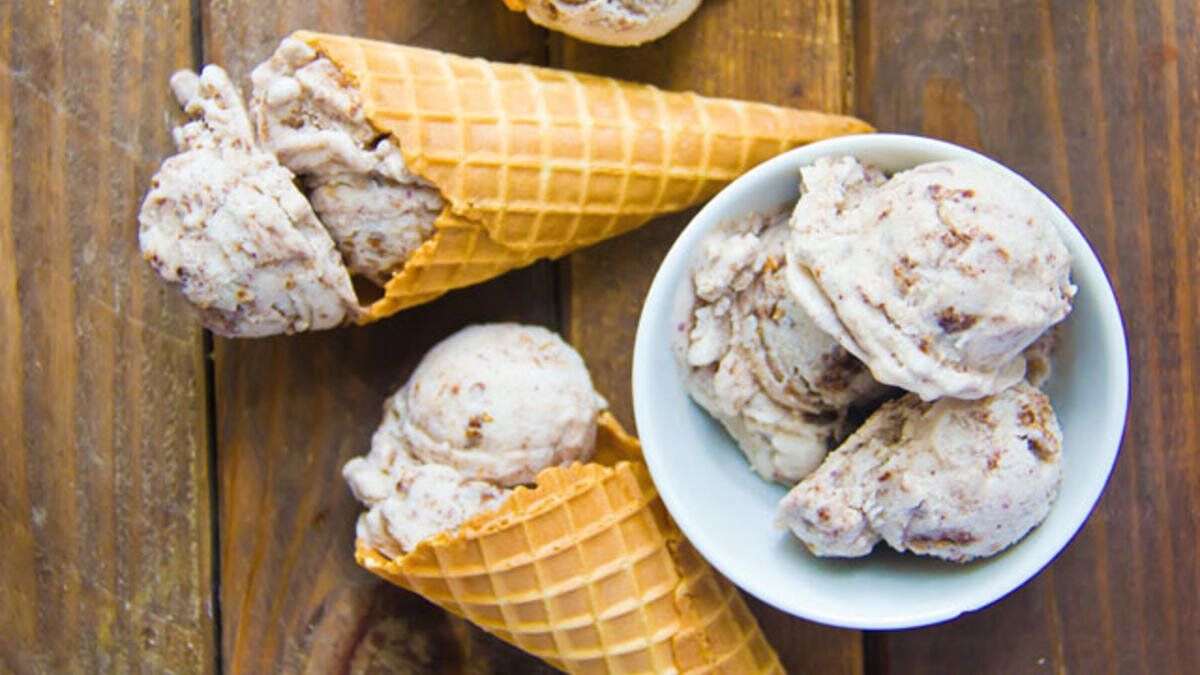 Beslenme ve Diyet Uzmanı Ezgi Hazal Çelik bu açıdan bakıldığında, dondurmanın yeterli ve dengeli beslenme düzeninde yer verilebilecek bir tatlı alternatifi olabileceğine dikkat çekerek, “Un ve şekerden yapılan diğer hamurlu tatlı seçenekleriyle kıyaslandığında dondurma daha iyi bir alternatiftir.