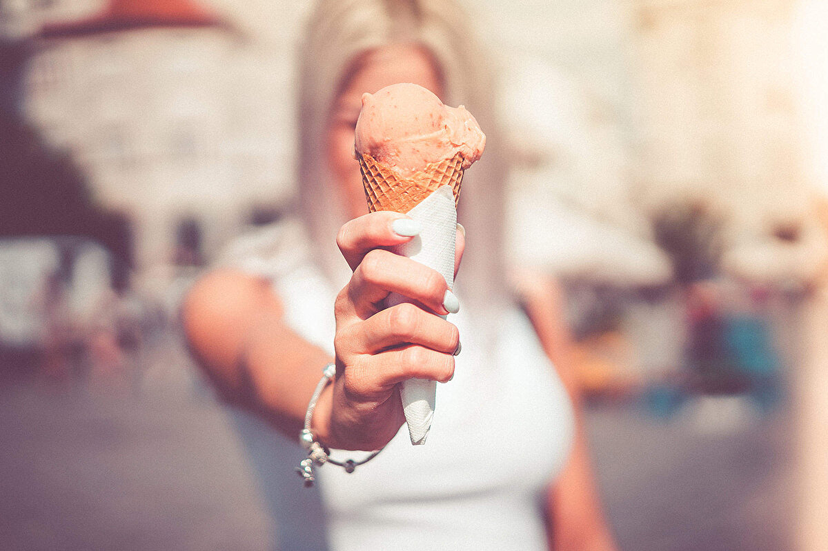 Sağlıklı bir beslenme düzeninde haftada 2-3 kez dondurma tüketilebilir. Kilo kontrolü için light olarak üretilen şeker ve yağı azaltılmış dondurmalar tercih edebilir ya da evde ilave şeker eklemeden meyvelerle yapılabilir”