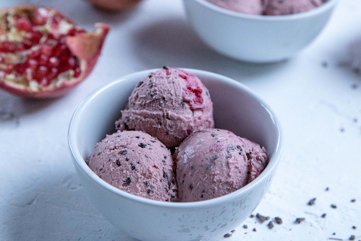 Dondurmanın kalori değeri, un ve şekerden yapılan diğer hamurlu tatlılara oranla çok daha düşük. Eşit miktardaki 100 gram baklava 412 kalori, meyveli cheesecake 344 kalori, sütlü çikolata 528 kalori enerji sağlarken, 100 gr sade dondurma ise yaklaşık 200 kalori içeriyor.