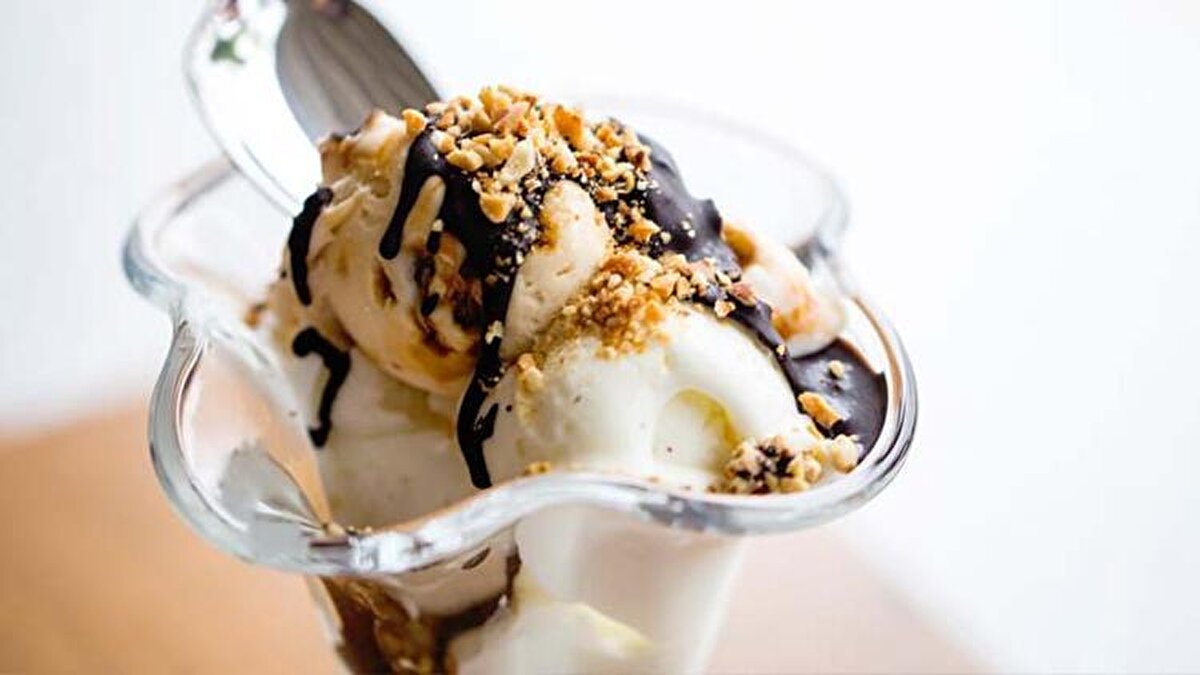 Ana bileşeni süt olan dondurma, bu açıdan bakıldığında; birbirine eşit miktarda kalsiyum ve fosfor içeriğiyle kalsiyum emilim oranı yüksek bir tatlıdır. Öyle ki yaklaşık 3-4 top dondurmada bulunan kalsiyum miktarı bir bardak (200 ml) süt veya yoğurttan alacağınız kalsiyum miktarına eşdeğer.