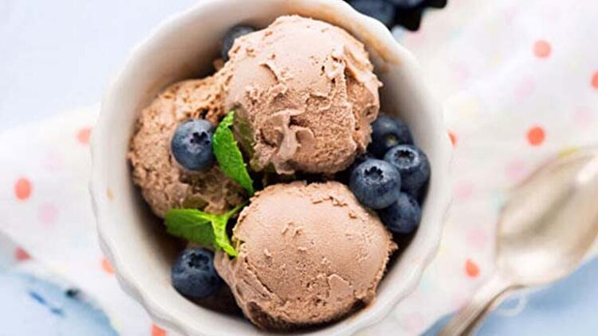 Beslenme ve Diyet Uzmanı Ezgi Hazal Çelik, “Dondurma bir gıda maddesidir, ana bileşeninin süt olması nedeniyle kalsiyum alımını destekler, ancak temel kaynağı olarak tüketilebilir diyemeyiz” uyarısında bulunarak, bunun nedenini şöyle anlatıyor: