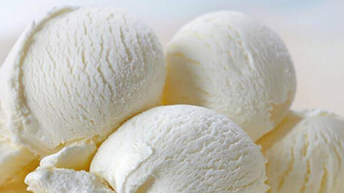 Mikroorganizmaların üremeleri için iyi bir besi ortamı olan süt, sıcak havalarda kolay bozulabilen bir besindir. Bu nedenle özellikle sıcak yaz günlerinde dondurmanın sağlık ve hijyen kurallarına uygun hazırlanmış olması çok önemli. Dondurma üretiminde kullanılan süt, en az pastörizasyon veya pastörizasyona eş değer bir ısıl işlem görmüş ve “Türk Gıda Kodeksi - Çiğ Süt ve Isıl İşlem Görmüş İçme Sütleri Tebliği”nde belirtilen şartlara uygun olmalı