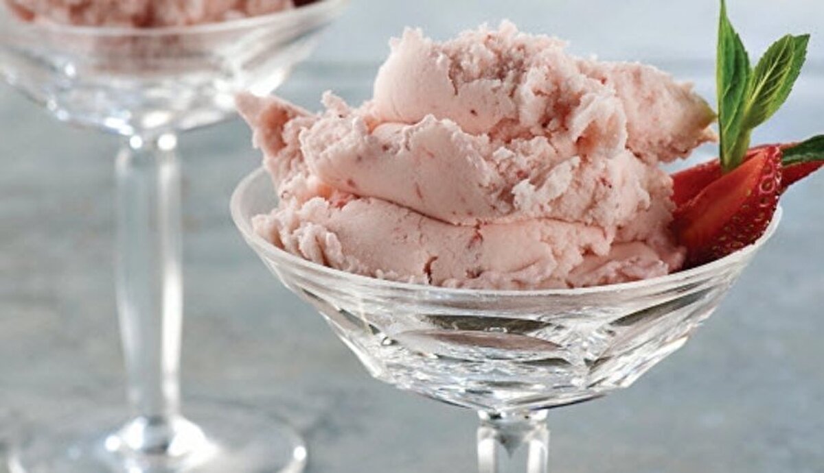 Malzemeler: 12 büyük boy donmuş muz, 6 adet donmuş çilek veya 12 çay bardağı böğürtlen, 2 yemek kaşığı süt (tercihe göre laktozsuz veya bitkisel süt) veya 1 yemek kaşığı yoğurt.