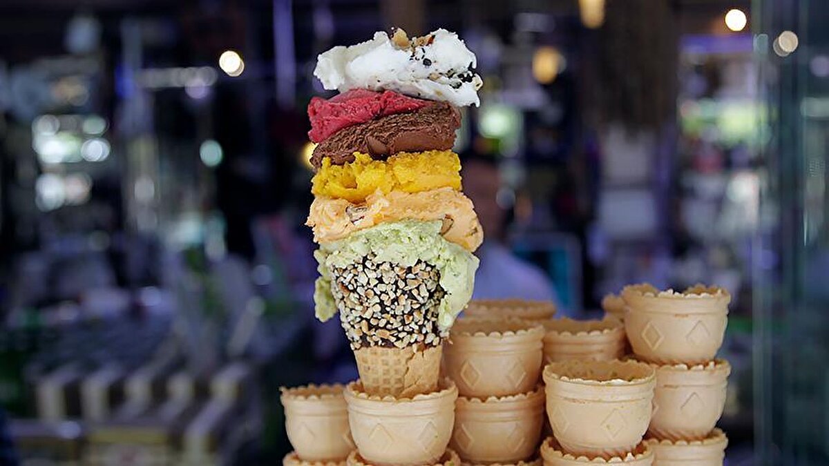 “Dondurma, içerdiği şeker ve glikoz-fruktoz şurubu nedeniyle tüketildikten sonra sindirim kanalından çok hızlı emilerek kana karışıyor ve insülin seviyelerinin hızla yükselmesine yol açıyor. Diyabet gibi insülinin yetersiz salgılanması ya da vücutta etkin kullanılamaması gibi bir hastalık durumunda, alınan karbonhidrat kullanılamıyor ve diyabetin neden olduğu komplikasyonların gelişme riski artabiliyor.