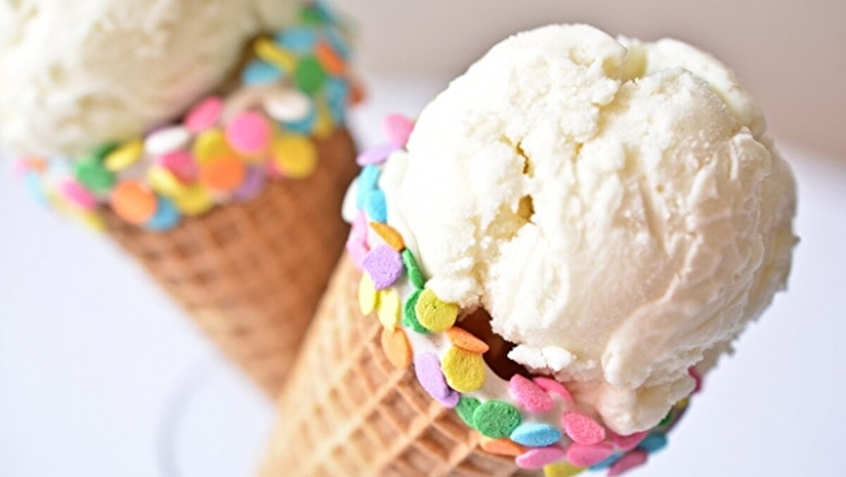 16 мороженых. Мороженое. Мороженое рожок. Мороженое рожок разноцветное. Фон рожок мороженого.