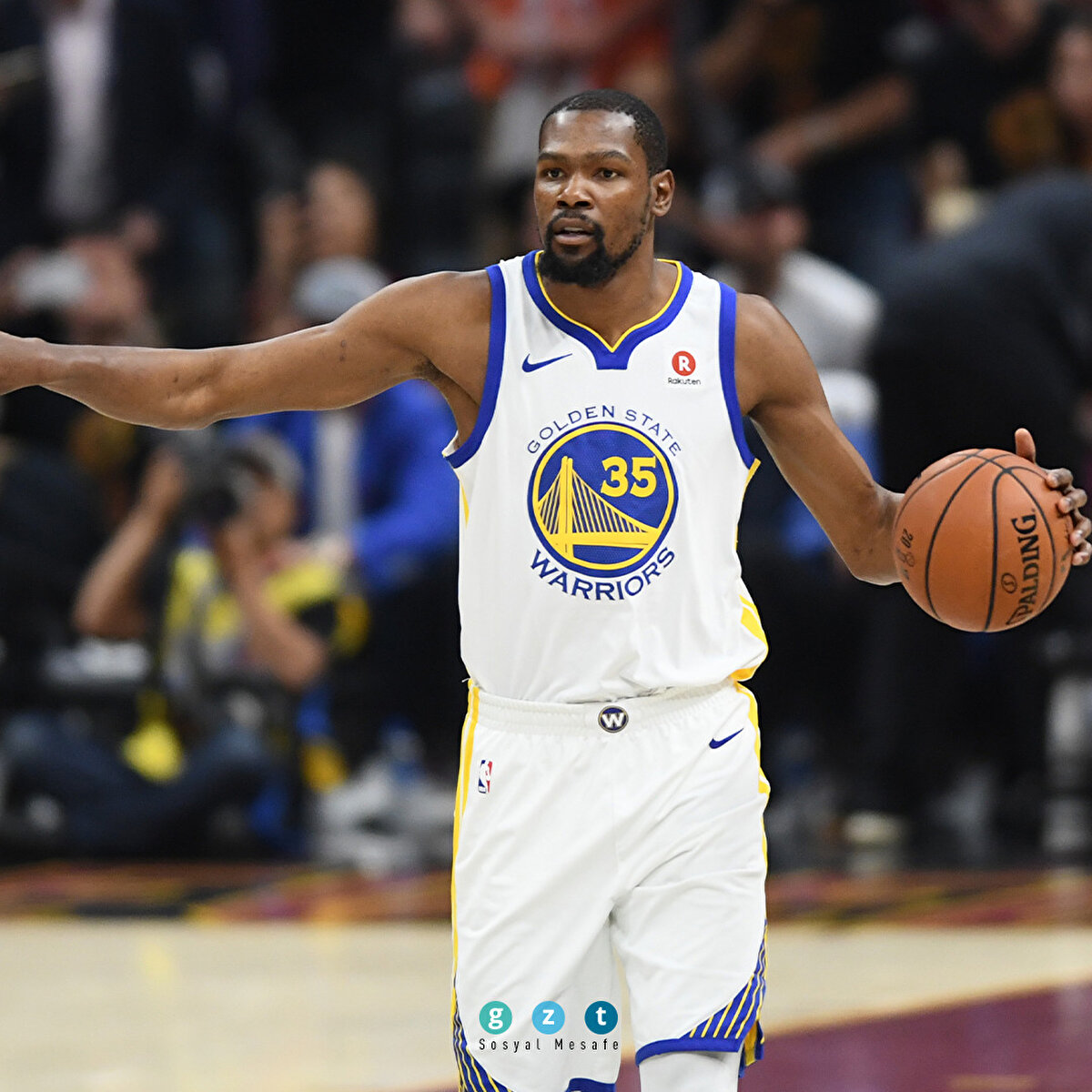 NBA’de basketbolcu Kevin Durant 17 Mart’ta koronavirüse yakalandığını açıkladı. Durant, “Herkes dikkatli olsun, kendinize iyi bakın ve kendinizi karantinaya alın. Bunu da atlatacağız” dedi