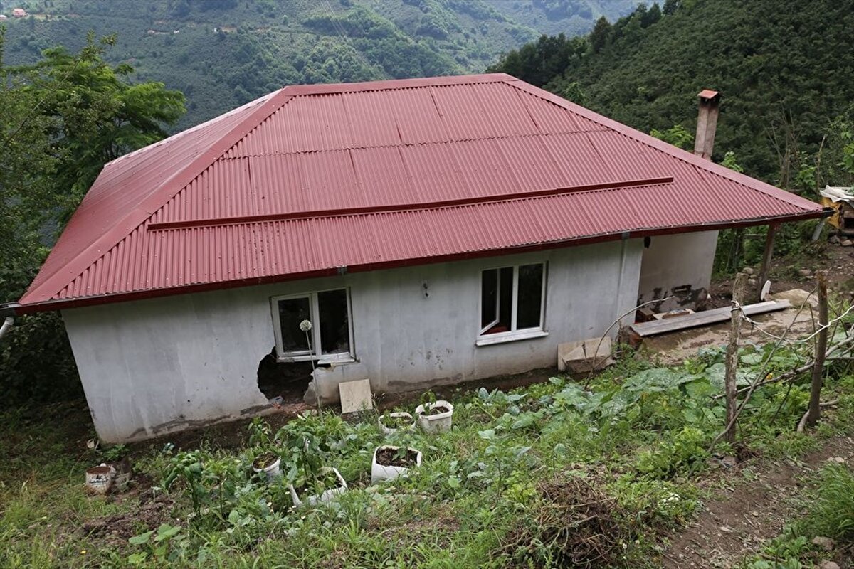 İlk önce eve araç çarptığını düşündüklerini dile getiren Engin, kendilerine geldiklerinde eve büyük bir kaya girdiğini fark ettiklerini söyledi.