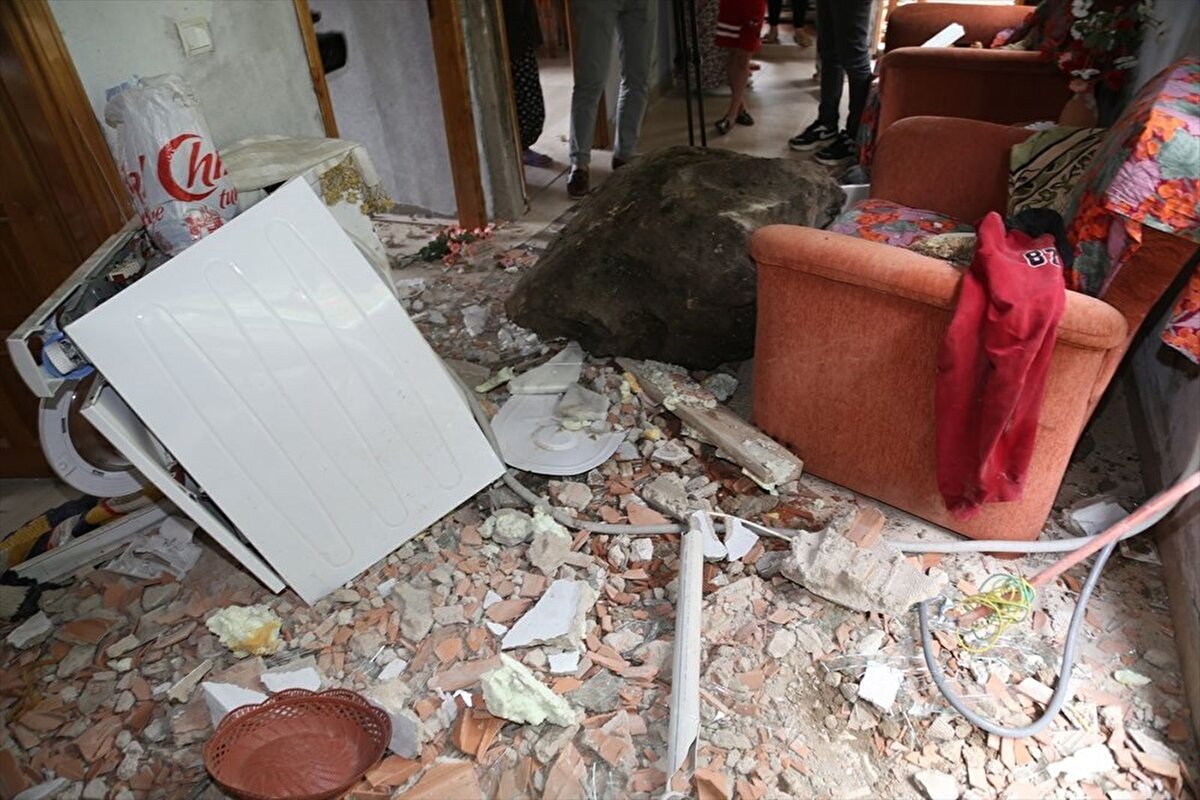 Aydın Otur, gazetecilere, olayın büyük bir gürültüyle yaşandığını belirterek, uyandıklarında evin toz bulutuyla kaplandığını söyledi.