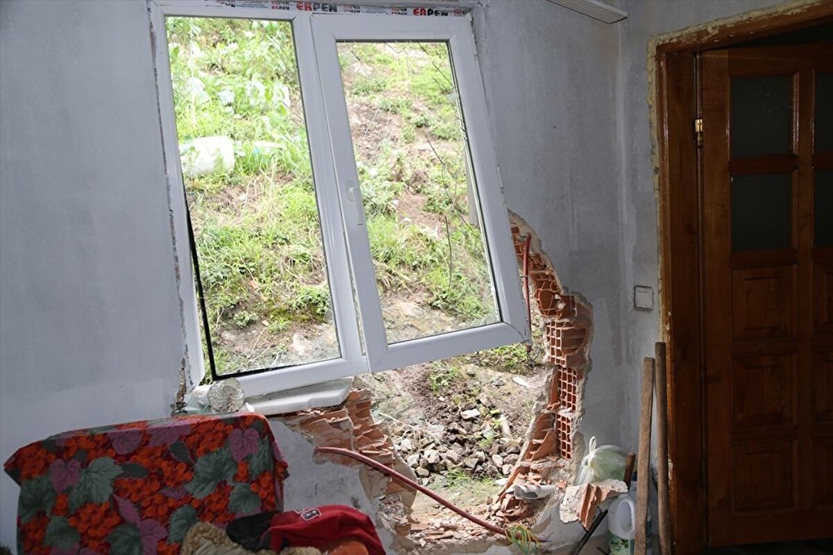 Engin, çamaşır makinesi sayesinde hayatta olduklarını ifade ederek, "Eğer çamaşır makinesi olmasaydı kaya parçası direkt yattığımız odaya girecekti. Allah bizi korudu" dedi. 