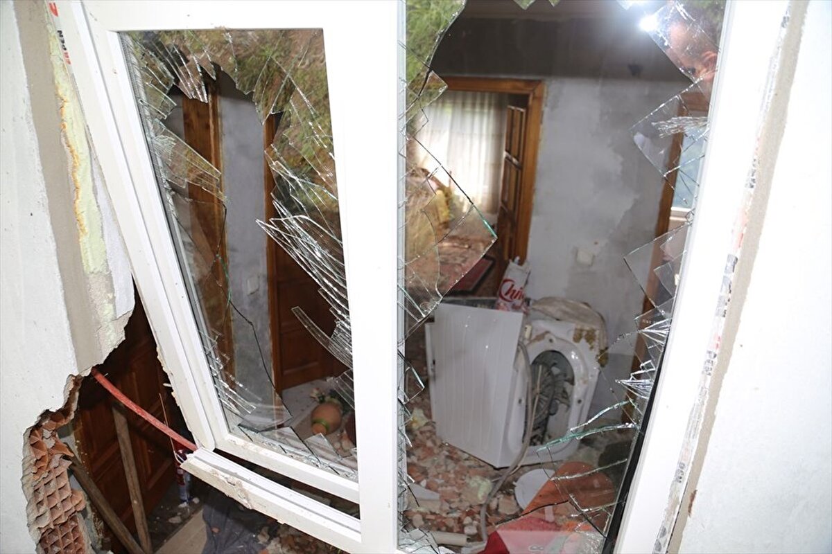 Eve giren kaya parçası, çamaşır makinesine çarparak durdu. Bu sırada evde bulunan 2'si çocuk 5 kişilik aile, olaydan yara almadan kurtuldu. 