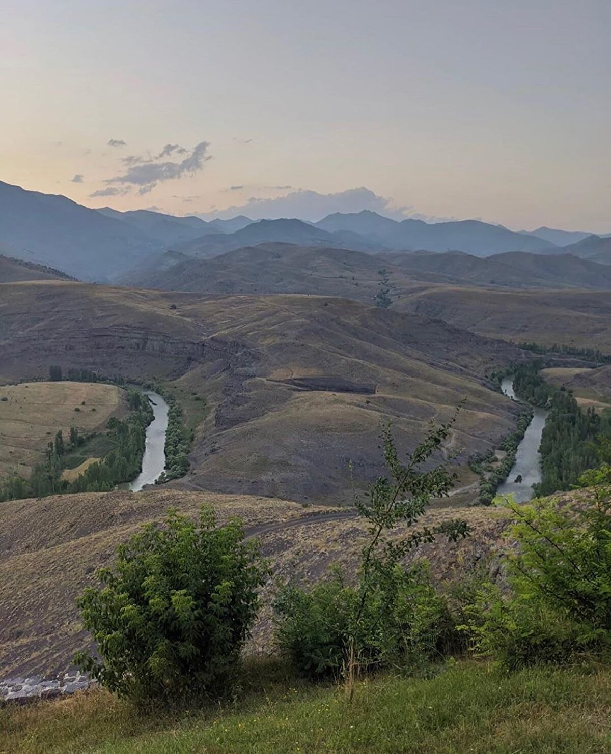 🌿 Baksı Müzesi, yoğun göç veren Bayburt’tun Bayraktar köyünde; gurbetin, kaybolan geleneklerin, unutulan değerlerin neden olduğu sorunlara ve sonuçlara bir çözüm arayışı. 