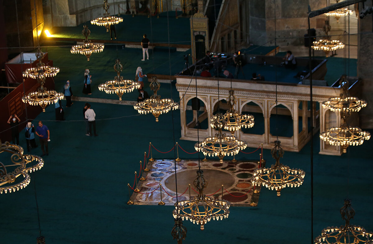 Açılışa hazırlanan camide birçok düzenleme yapılırken özel olarak hazırlanan halılar da restorasyon çalışmalarının olmadığı alanlara serildi.