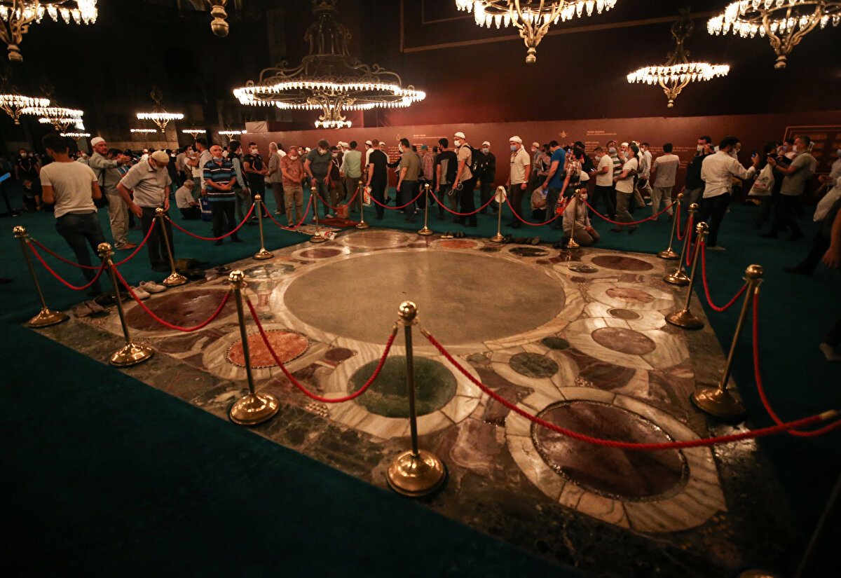 Ayasofya-i Kebir Camiinde müezzin mahfilinin arkasında dairelerden oluşan alanın ise boş bırakıldığı görüldü.  İstanbul Kültür ve Turizm Müdürü Dr. Coşkun Yılmaz, AA muhabirine alanın neden boş bırakıldığıyla ilgili sorumuzu cevaplandırdı.