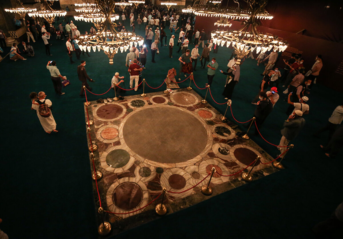 Yılmaz, Boş bırakılan alan imparatorların tac giyme alanıdır. Bu nedenle boş bırakıldı. Buradaki daire şeklindeki renkli alanlarda Ayasofya'nın yapımında kullanılan mermerlerden örneklerdir. Alanla ilgili farklı yorumlar tarihi bilgilerle uyuşmuyor. dedi.