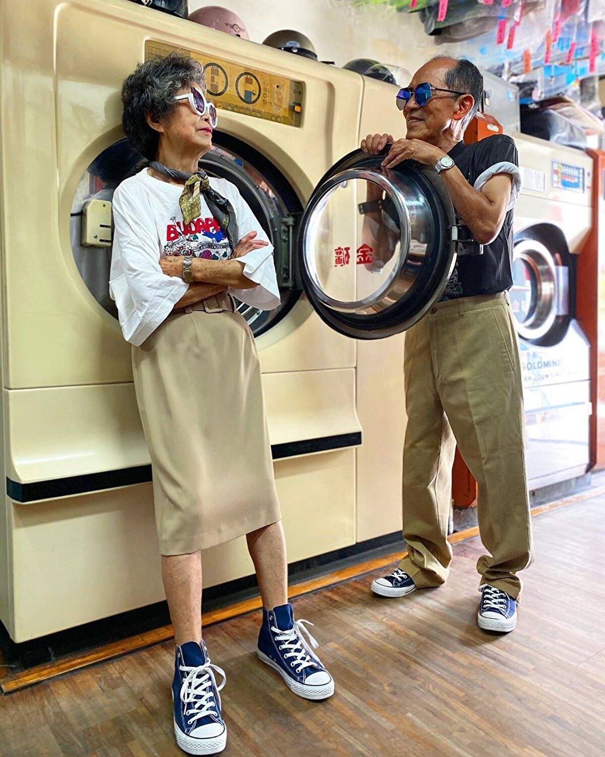 İşletmenin sahipleri Chang Wan-ji (83) ve Hsu Sho-er (84), müşterilerin dükkanda unuttukları kıyafetleri giyip, fotoğraf çektirmeye başladı. Fotoğraflar, sosyal medya hesaplarından yayınlamaya başlayınca yaşlı çift, dünyaca tanınan sosyal medya fenomenine dönüştü.