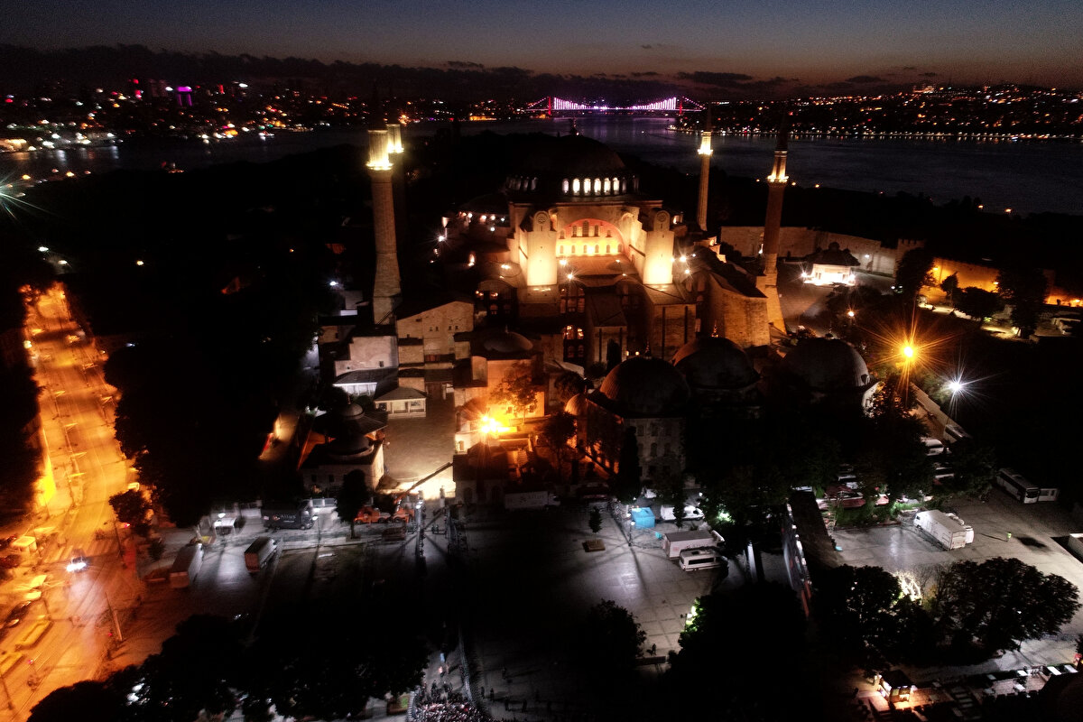 İstanbul Valisi Ali Yerlikaya'nın da hazır bulunduğu sabah namazını, İstanbul İl Müftüsü Mehmet Emin Maşalı kıldırdı.