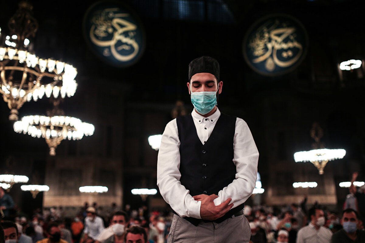 Diyanet İşleri Başkanlığı personeli, vatandaşları sosyal mesafe kuralına uymaları için yönlendirdi.