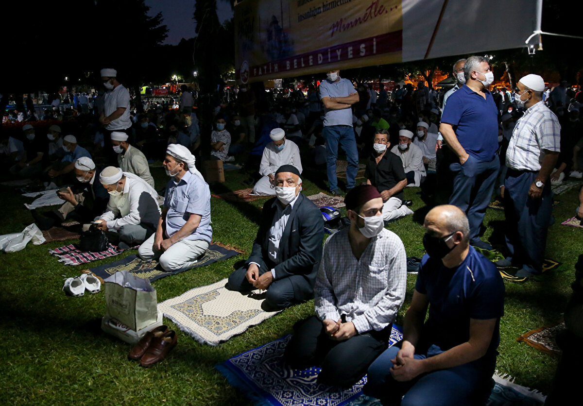 Ayasofya-i Kebir Cami-i Şerifi Cumhurbaşkanı Recep Tayyip Erdoğan'ın talimatıyla 24 saat ibadete açık olacak.