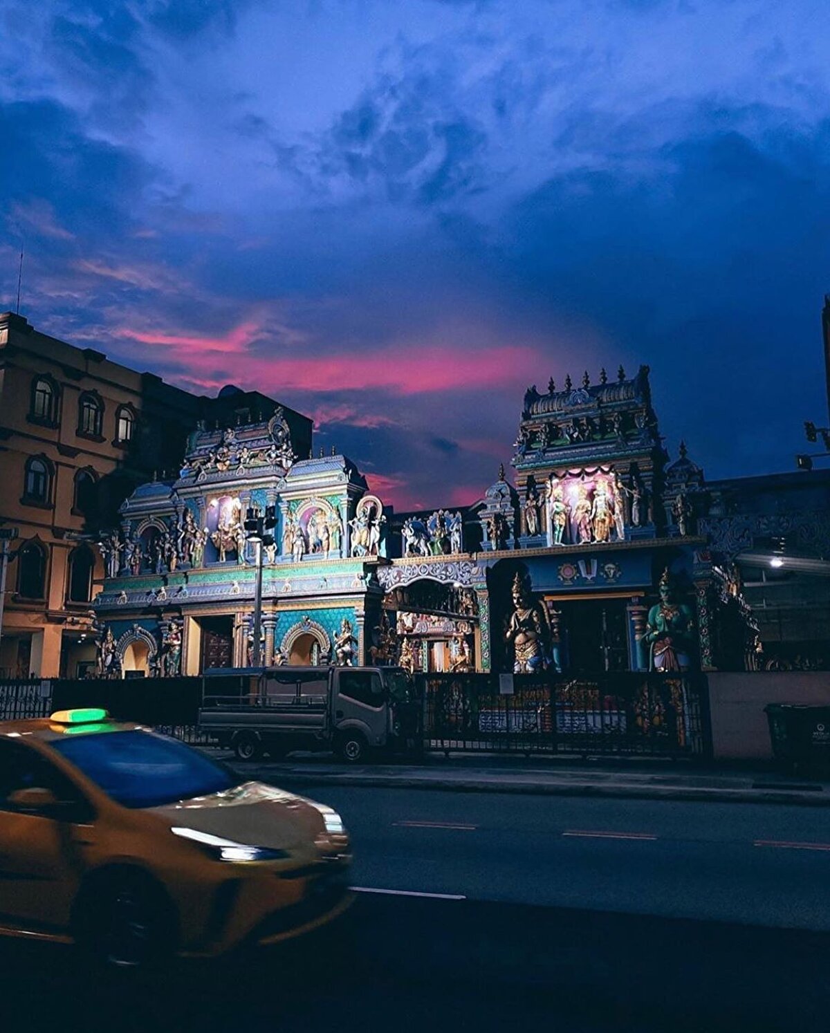 ✨ Ülke kuruluşundan bugüne nasıl oldu da 50 yıllık bir süreçte modern, tertemiz, ekonomisi örnek teşkil eden bir metropole dönüştü? Cevabı, ülkenin ilk başbakanı olan Lee Kuan Yew’in yöntemlerinde saklı. Öncelikle ülkesinin eksiklerini kabullenip işe koyulan Yew, Ekonomik Kalkınma Kurulu’nu kurup Singapur’u bu günlere taşıyan tohumları ekmiş oldu.⠀