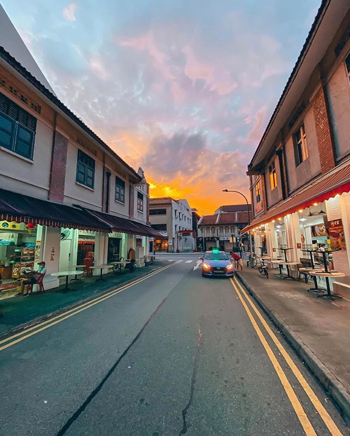 👌🏻 Ülkenin sahip olduğu “tek kaynağın” insan olduğunun bilincinde olan Singapur devleti; ağırlıkla Çinliler, Malezyalılar ve Tamillerden oluşan, 4 farklı resmi dilde iletişim kuran halkın 20 dakikadan fazla trafikte kalmayacağı bir sistemde ve muson yağmurları bastırdığında ayakkabıları ıslanmasın diye ayakkabılarını çıkarıp yalın ayak yürüyebilecek temizlikte sokaklarda yaşamasını sağlıyor. ⠀
