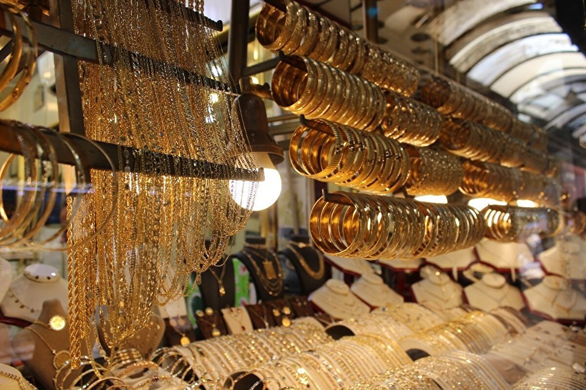 BofA daha farklı bir görüşte değildi ve Nisan dönemi altın fiyat tahminini gelecek 18 aylık dönem için ons başına 3,000 dolar olarak açıkladı. Citigroup, mevcut altın çevriminin benzersiz olduğunu ve fiyatların uzun bir süre daha yukarıdaki bir fiyat bandında kalabileceğini belirtti. Goldman 12 aylık fiyat tahminini 2,300 dolara yükseltti ve doların karamsar görünümü dikkate alındığında, yeni bir rezerv para arayışı beklediğini ifade etti.