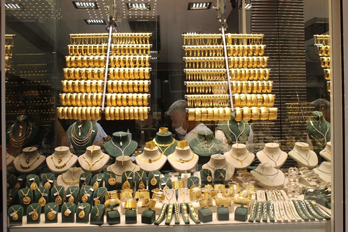 Aralarında Aakash Doshi'nin bulunduğu Citigroup analistleri, hazırladıkları notta, altın için halen yukarı yönde biraz gidecek yer olduğunu ve fiyatların yakın zamanda 2,000 dolar seviyesini aşabileceğini kaydederek, bankanın kısa vadeli fiyat hedefinin 2,100 dolar olduğunu belirtti.