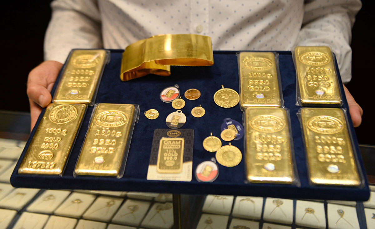 UBS'in refah yönetim biriminin emtia ve Dövizden sorumlu icra direktörü Wayne Gordon, UBS için, mevcut yönlendiriciler seti ile birlikte, 2,000 dolar civarındaki altının yeni normal olabileceğini ve fiyatların risk senaryosu dahilinde 2,300 dolara tırmanabileceğini belirtti.