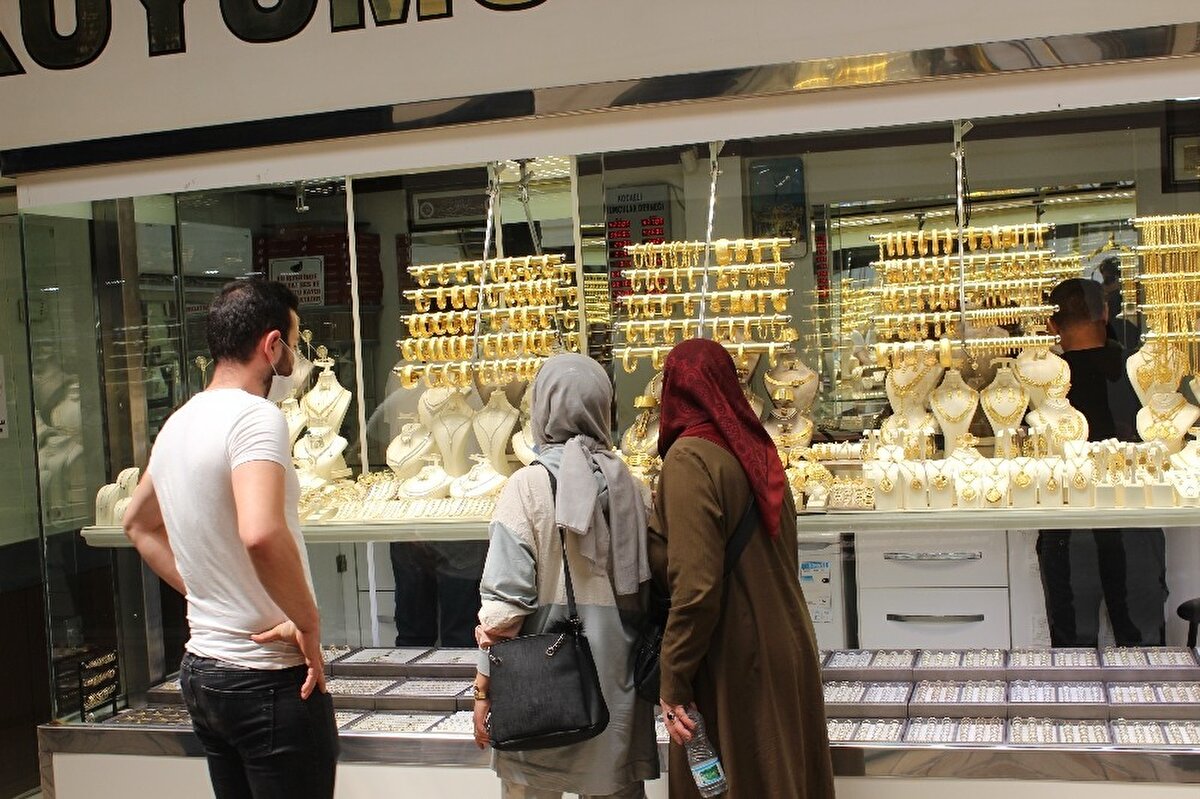 Banka, Fiyatlar, 2019-20'nin altın için benzersiz bir boğa hareketine dönüşmesi ile birlikte, bir süre daha yukarıda kalma eğilimi gösteriyor görünüyor, dedi ve fiyatların hatta altı ila 12 aylık dönemde, yukarı yönlü bir senaryoda, 2,300 dolara ulaşabileceğini ifade etti.